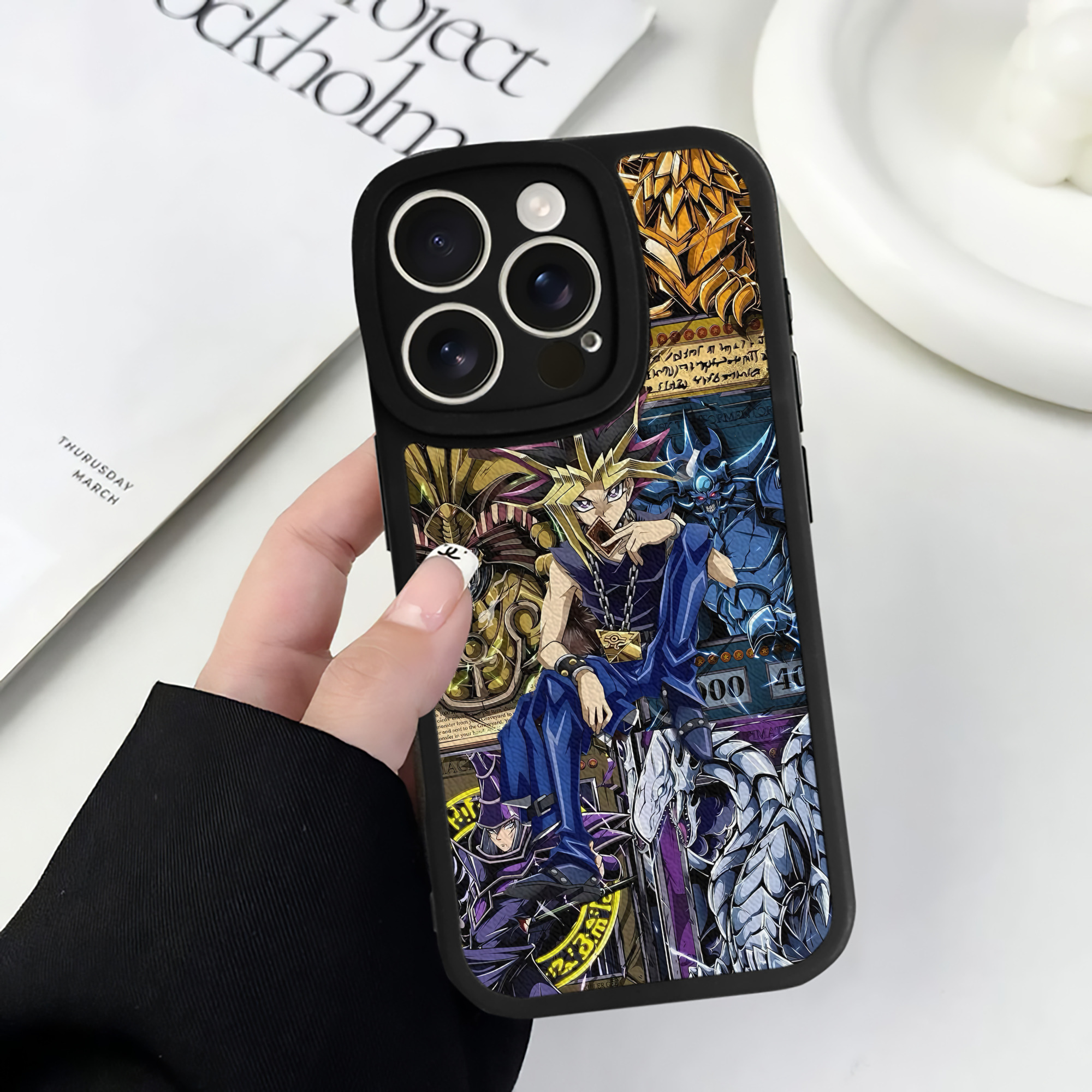 （画像用） 遊☆戯☆王 Yu-Gi-Oh! 【iPhone 16シリーズ対応】シリコンスマホケース（レザー調） 材質：シリコン